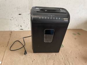lot 387 image: PenGear 6-Sheet Crosscut, PaperCredit Card Shredder
