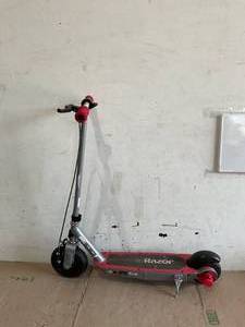 lot 394 image: Razor E195 Electric Scooter - Red - Up to 40 Minutes of Continuous Use