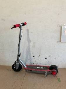 lot 397 image: Razor E195 Electric Scooter - Red - Up to 40 Minutes of Continuous Use