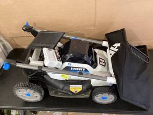 lot 277 image: HART 40-Volt 20-inch Self-Propelled Battery-Powered