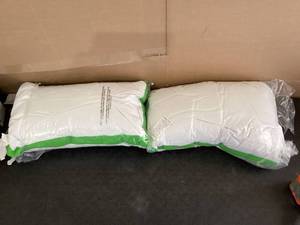 lot 593 image: LOT OF 2 Queen Size Sertapedic Firm Cluster Pillow