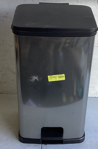 lot 292 image: Metal Trash Can With Foot Opener