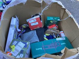 lot 559 image: Wholesale Pallet of Assorted Miscellaneous Items