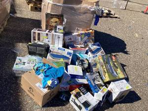 lot 561 image: Wholesale Pallet of Assorted Miscellaneous Items