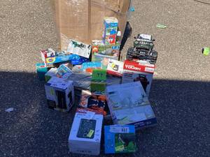 lot 562 image: Wholesale Pallet of Assorted Miscellaneous Items