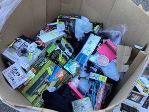 lot 563 image: Wholesale Pallet of Assorted Miscellaneous Items