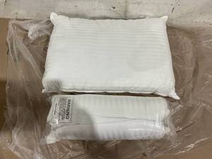 lot 524 image: LOT OF 2 Pillows