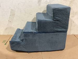 lot 529 image: Lesure Dog Stairs for Small Dogs 4 steps