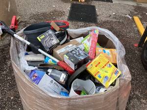lot 410 image: Wholesale Pallet of Assorted Miscellaneous Items