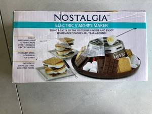 lot 426 image: Nostalgia Tabletop Indoor Electric Smores Maker