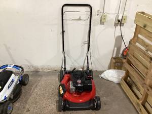 lot 430 image: Yard Machines 21 140 cc OHV Briggs and Stratton Walk Behind Gas Self Propelled Mower