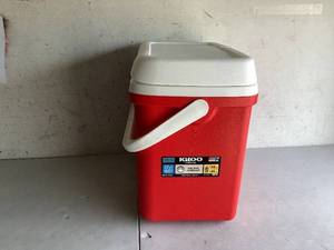 lot 434 image: Igloo 28 QT Laguna Ice Chest Cooler