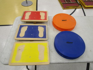 lot 19 image: (2) Excerfit Balance Discs & (3) Balance Boards