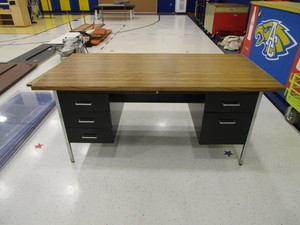 lot 40 image: Steel Desk 34x6x29