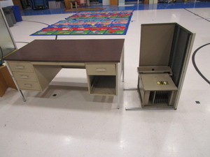 lot 186 image: Steel Desk & Side Extension