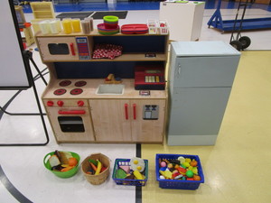 lot 196 image: Play Kitchen