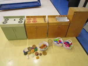 lot 197 image: Play Kitchen