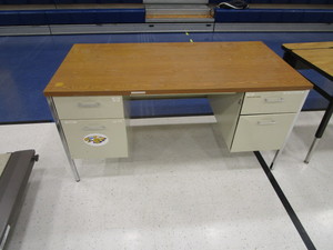 lot 122 image: Metal Desk