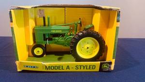 lot 2 image: JOHN DEERE 1939 MODEL A-STYLED - NIB