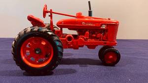 lot 8 image: 3 ERTL FARM VEHICLES