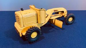 lot 10 image: TONKA 1960 ROAD GRADER