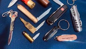 lot 50 image: COLLECTION OF KNIVES INCLUDING SWISS ARMY - MULTI TOOLS - COCA-COLA - FEDERAL - NRA STONE RIVER - 44 MAGNUM AND MORE