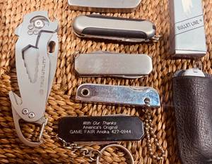lot 51 image: COLLECTION OF KNIVES INCLUDING A VARIETY OF STYLES SOME WITH ADVERTISING