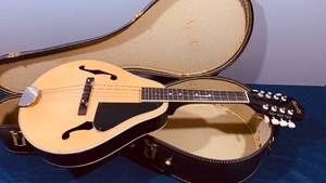 lot 55 image: BENTLY B415 MANDOLIN