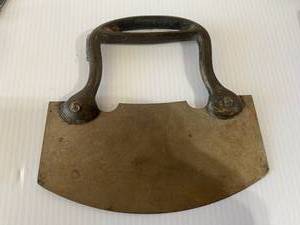 lot 38 image: ASSORTED KNIVES AND SHEATHS