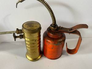 lot 42 image: VINTAGE OILER OIL CANS