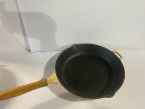 lot 45 image: VINTAGE ENAMEL COATED CAST IRON COOKWARE