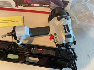 lot 32 image: HUSKY 2-PIECE PNEUMATIC FRAMING AND PALM NAILER KIT