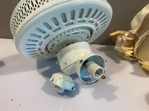 lot 101 image: WHITE CEILING FAN WITH LIGHT