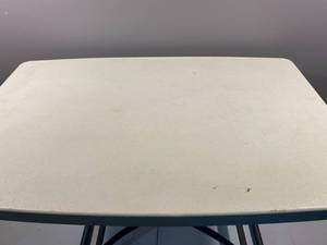 lot 121 image: ADJUSTABLE HEIGHT PLASTIC AND METAL TABLE
