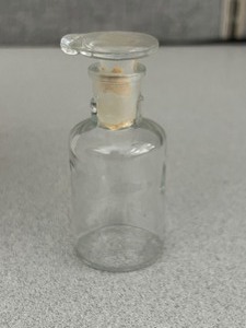 lot 19 image: 18 - Clear Glass Bottle Dropping, Flat Stopper 60ml