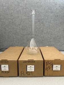lot 90 image: 3 - 500ml Volumetric Flasks Mercer Glass New York