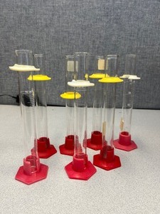 lot 107 image: 7 - 50ml Graduated Cylinders Plastic Bottoms