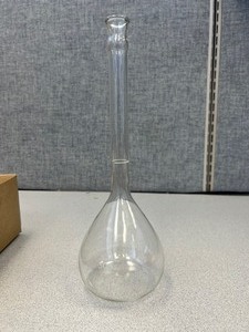 lot 108 image: 500ml Volumetric Flask Mercer Glass Works