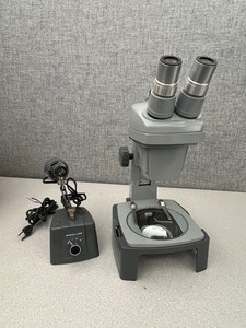 lot 4 image: Bausch & Lomb StereoScope 1x-2x Zoom With 10x Eye Piece With Illum Lamp