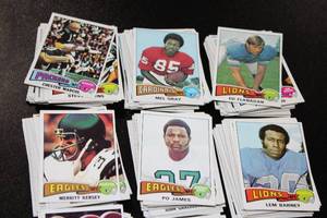 lot 169 image: 1975 Topps Football Card Lot  200 Cards  Mostly Mid Grade