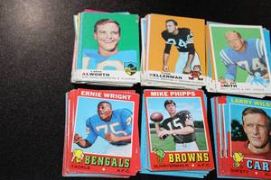 lot 173 image: 1969 & 1971 Topps Football Card Lot  Low to Mid Grade  120 Cards