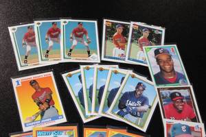 lot 112 image: Hall of Fame Baseball Rookie Card Lot Greg Maddux - Frank Thomas - Chipper Jones  21 Rookie Cards