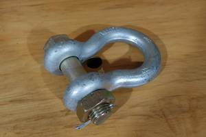 lot 8 image: 1-12 Screw Pin Anchor Shackle - 17 Ton