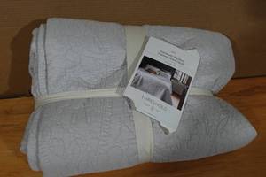 lot 33 image: Threshold Garment Washed Paisley Stitch Quilt -King