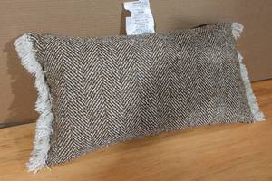 lot 34 image: Throw Pillow 14x24