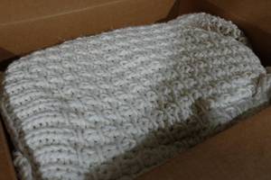 lot 41 image: Twin Chunky Knit Throw Blanket -Beige