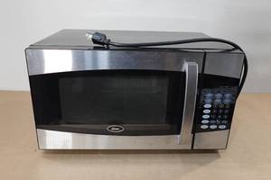 lot 88 image: Oster .9cu ft Countertop Microwave