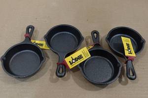 lot 216 image: 4 Lodge Cast Iron #2 Skillets 3.5