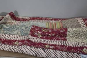 lot 249 image: King Size Quilt