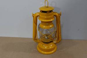 lot 299 image: Outdoor Lantern - Burns Both Citronella or Lamp Oil